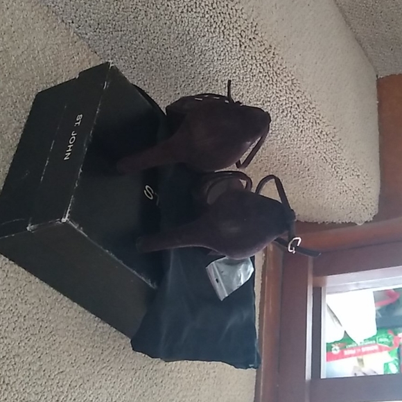 ST. JOHN 4" Heal Shoes - Picture 4 of 5